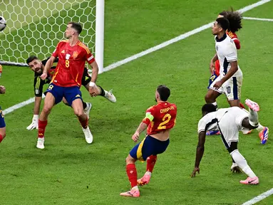 Pemain Spanyol Dani Olmo melakukan penyelamat heroik menggagalkan gol Inggris final Euro 2024. Aksi itu jadi salah satu yang membuat Spanyol menyegel gelar juara Euro 2024. (AFP/Tobias Schwarz)