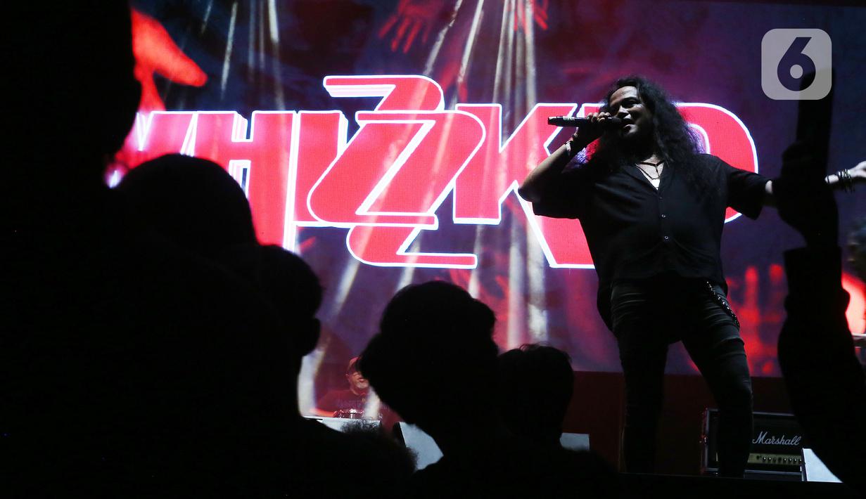 Penampilan Whizzkid featuring Ready sekaligus menutup gelaran Rock Legends Festival. (Liputan6.com/Helmi Fithriansyah)