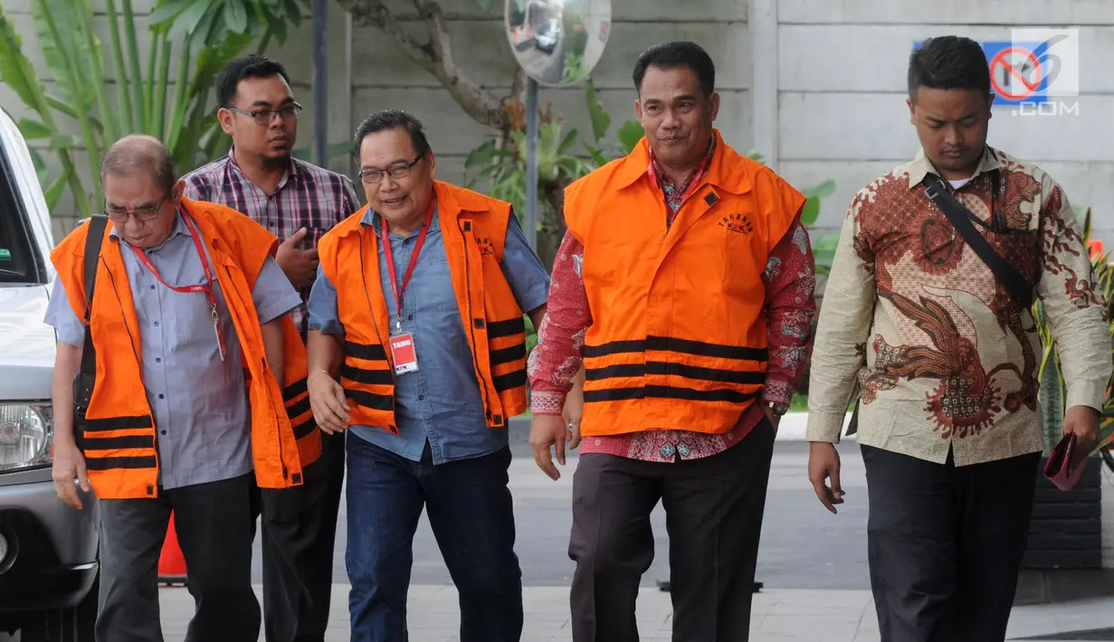 Anggota DPRD Kalimantan Tengah Borak Milton (kiri), Punding LH Bangkan (tengah), dan Edy Rosada (kanan) tiba di Gedung KPK, Jakarta, Rabu (19/12). Ketiganya diperiksa sebagai tersangka dugaan suap limbah sawit di Danau Sembuluh. (Merdeka.com/Dwi Narwoko)