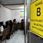 Wajib pajak dibantu petugas mengisi data di ruang Kelas Pajak EFILING di Kantor Pelayanan Pajak Pratama Jakarta, Kamis (29/3). Lonjakan wajib pajak terjadi jelang batas akhir penyampaian laporan SPT PPh orang pribadi. (Merdeka.com/Iqbal Nugroho)