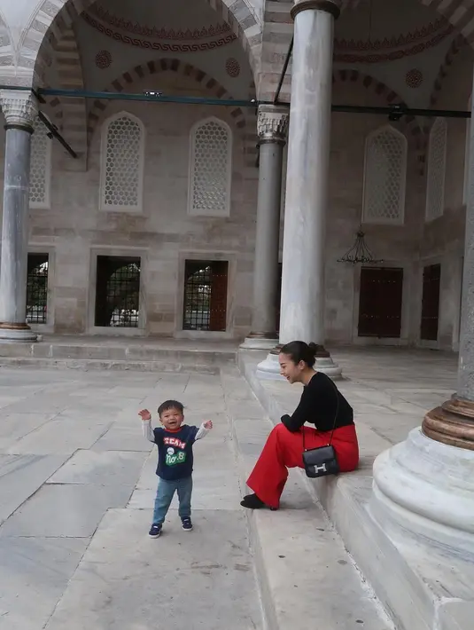 Penampilan Nikita Willy saat liburan ke Turki menarik untuk diulas. Terutama bagi kamu yang ingin berlibur ke negara transkontinental ini. [Foto: IG/nikitawillyofficial94]