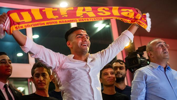 Striker Kolombia Radamel Falcao membentangkan syal klub barunya saat tiba di Bandara Ataturk di Istanbul (1/9/2019). Pemain 33 tahun ini dibeli Galatasaray dari klub Prancis, AS Monaco. (AFP Photo/Yasin Akgul)