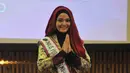Salah satu finalis, Nabila Arkania memperkenalkan diri saat konferensi pers acara Puteri Muslimah Indonesia 2015, Jakarta, Senin (11/5/2015). Sebanyak 25 wanita cantik akan bersaing menjadi Puteri Muslimah Indonesia 2015 (Liputan6.com/Herman Zakharia)