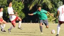 Pemain Timnas Indonesia U-16 (kaus hijau) berebut bola dengan pemain Asian School U-18 di Lapangan Atang Sutresna, Jakarta, Jumat (25/8). Uji tanding ini persiapan jelang kualifikasi Piala Asia U-16, September mendatang. (Liputan6.com/Helmi Fithriansyah)