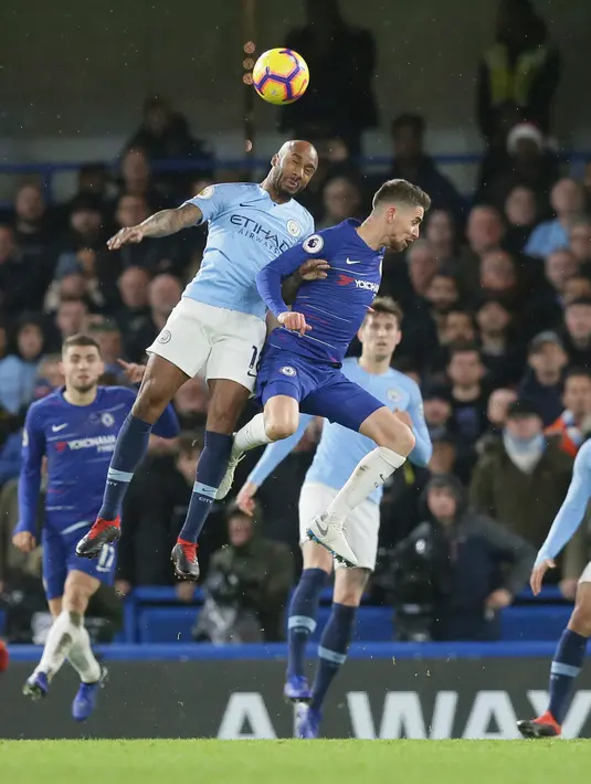Bek Manchester City, Fabian Delph berebut bola udara dengan gelandang Chelsea, Jorginho selama pertandingan lanjutan Liga Premier Inggris di Stamford Bridge di London (8/12). Chelsea menang 2-0 atas City. (AP Photo/Tim Ireland)