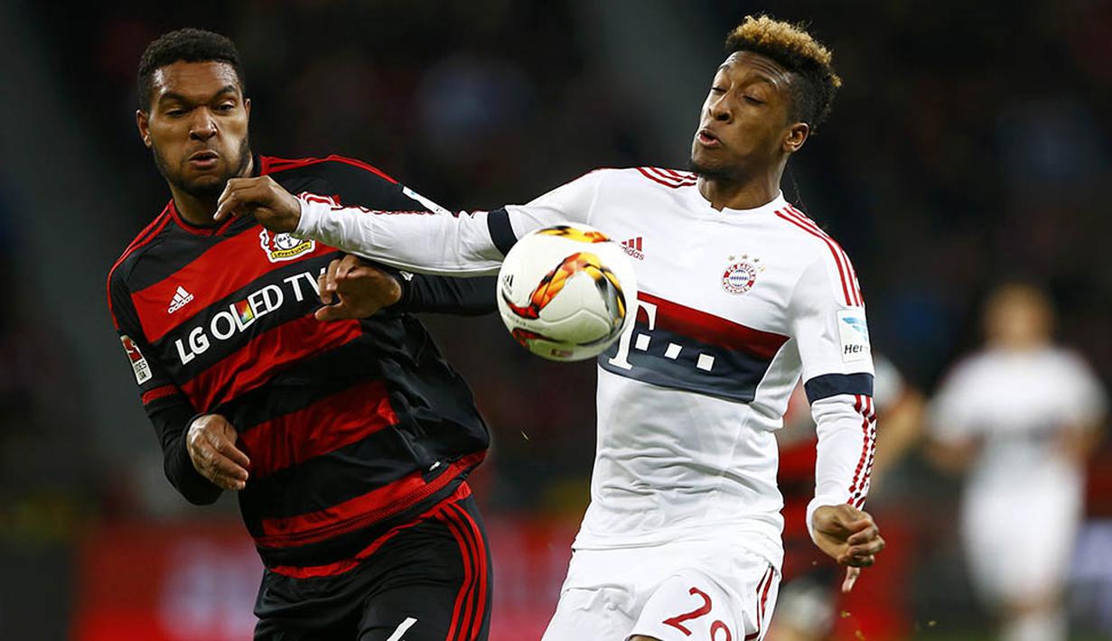 Pemain Bayern Munchen, Kingsley Coman, berebut bola dengan bek Leverkusen, Jonathan Tah, pada laga Bundesliga di Stadion BayArena, Jerman, Sabtu (6/2/2016). Kedua tim bermain imbang 0-0. (Reuters/Wolfgang Rattay)