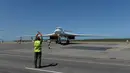 Sebuah pesawat pengebom jarak jauh TU-160 mendarat di Bandara Internasional Simón Bolívar, dekat Caracas, Senin (10/12). Rusia memberangkatkan dua pesawat pembom strategisnya bersama dengan 100 pilot ke Venezuela. (Federico PARRA / AFP)