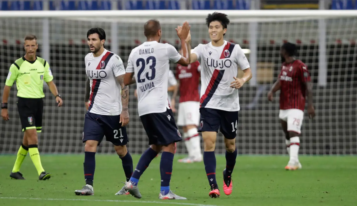 Bek Bologna, Takehiro Tomiyasu berselebrasi usai mencetak gol ke gawang AC Milan pada pertandingan lanjutan Liga Serie A Italia di stadion San Siro di Milan, Italia, Sabtu, (18/7/2020). AC Milan menang telak 5-1 atas Bologna. (AP Photo/Luca Bruno)