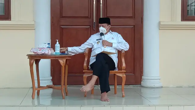 Wahidin Halim, Gubernur Banten Berbicara Mitigasi Bencana Di Rumah Dinasnya. (Senin, 24/05/2021). (Liputan6.Com/Yandhi Deslatama).