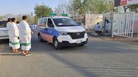 Sejumlah ambulans melaju di antara tenda-tenda di Arafah saat pelaksanaan wukuf. Kemenag mencatat hingga usai puncak haji di Armuzna, jumlah jemaah Indonesia yang meninggal di Tanah Suci mencapai 300 orang lebih. (Liputan6.com/Nafiysul Qodar)