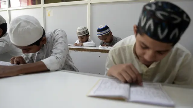 FOTO: Belajar Membaca Alquran Selama Bulan Suci Ramadhan di India