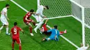 Pemain Spanyol, Gerard Pique (tengah) mencoba mencetak gol ke gawang Iran dalam penyisihan Grup B Piala Dunia 2018 di Kazan Arena, Kazan, Rusia, Rabu (20/6). Gol tunggal Diego Costa membawa Spanyol menumbangkan Iran. (AP Photo/Eugene Hoshiko)