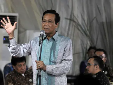 Sri Sultan Hamengkubuwono X memberikan pidato saat acara Halal Bihalal dengan warga Yogya di Jakarta di rumah dinas Wakil Ketua DPD GKR Hemas, Jakarta, Minggu (24/7). (Liputan6.com/Johan Tallo)