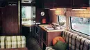 GMC Kingsley memiliki interior yang benar-benar membuat penumpangnya serasa berada di rumah. Mobil ini memiliki interior dengan nuansa kayu dengan sofa yang nyaman, dapur, kamar mandi dan tempat tidur sehingga cocok untuk keluarga yang suka berpetualang. (Source: tincantourists.com)