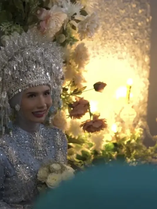 Sang mempelai perempuan juga mengenakan dengan warna senada yang dihiasi payet silver, serasi dengan mahkotanya. [Instagram/@kimgunwoooooo]