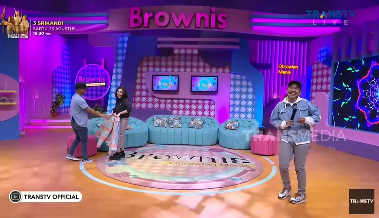 Wendy cagur melepas jaketnya dan memberikan kepada Ayu Ting Ting untuk menutupi roknya yang sobek agar pahanya tak terekspos. (Foto: YouTube/ Trans TV Official)