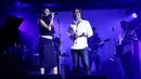 Bersama dengan penyanyi Once, dalam acara Charity Generasi Anti Narkoba. Ia berduet dengan membawakan lagu 'Pupus'. (Adrian Putra/Bintang.com)