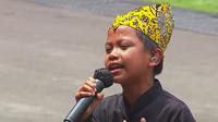 Farel Prayoga bernyanyi di hadapan Presiden Jokowi beserta para menteri dengan mengenakan beskap berwarna hitam dan celana panjang. (Tangkapan layar YouTube Sekretariat Presiden)