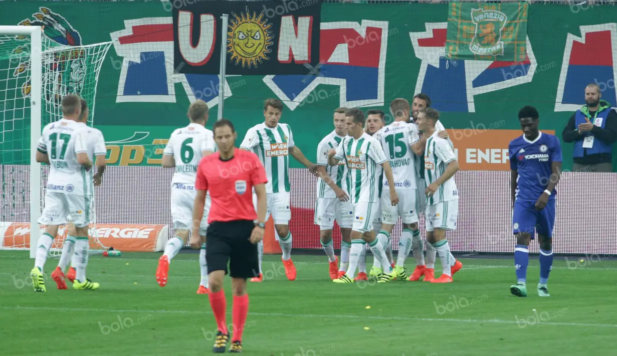 Para pemain Rapid Vienna merayakan gol kedua yang dicetak Tomi di hadapan puluhan ribu pendukungnya. (Bola.com/Reza Khomaini)