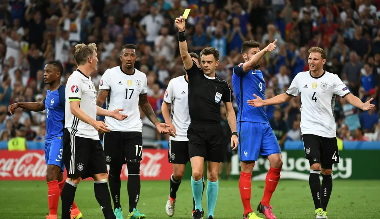 Wasit memberikan kartu kuning kepada pemain Jerman, Bastian Schweinsteiger, pada laga semifinal Piala Eropa 2016 di Stade Velodrome, Marseille, Jumat (8/7/2016) dini hari WIB. (AFP/Anne-Christine Poujoulat)