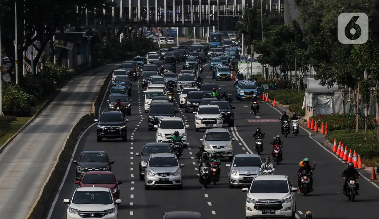 Kendaraan melintas di Jalan Jenderal Sudirman saat hari pertama pemberlakuan kebijakan ganjil-genap kendaraan di Jakarta, Senin (3/8/2020). Pemprov DKI Jakarta kembali memberlakukan kebijakan ganjil-genap bagi kendaraan roda empat pribadi di 25 ruas jalan di Jakarta. (Liputan6.com/Johan Tallo)