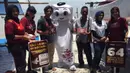 Selain  foto bersama, La'eeb juga memberikan cindera mata bagi pengunjung di Pantai Kenjeran. (Procomm Surya Citra Media)