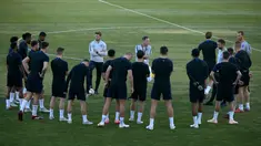 Pelatih Inggris, Gareth Southgate berbicara ke pemainnya selama sesi pelatihan di Ciudad Deportiva Luis del Sol, Sevilla (14/10). Inggris akan melawan Spanyol  dalam laga lanjutan Liga A Grup 4 UEFA Nations League 2018. (AFP Photo/Jorge Guerrero)