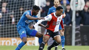 Ibrahim Sangare (kiri) dari PSV Eindhoven berebut bola dengan Quinten Timber dari Feyenoord&nbsp;dalam pertandingan Eredivisie Belanda antara Feyenoord dan PSV di Feyenoord Stadion de Kuip pada 5 Februari 2023. (Pieter Stam de Jonge / ANP / AFP)