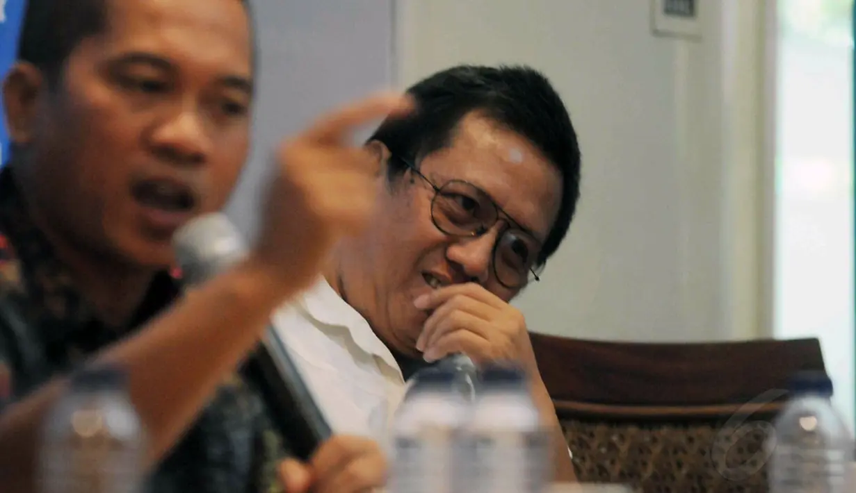 Pengamat ekonomi-politik dari Universitas Paramadina, Herdi Sahrasad (kanan) hadir dalam diskusi yang membahas polemik Pilkada langsung atau tidak langsung, Jakarta, (13/9/2014). (Liputan6.com/Herman Zakharia)