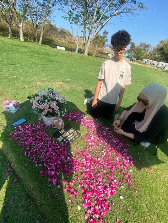 Momen Angleina Sondakh ziarah kubur atau nyekar ke makam sang ayah, Lucky Sondakh. Ayah Angelina meninggal dunia pada Minggu (30/10/2022) akibat serangan jantung. Jenazahnya dimakamkan di San Diego Hiels, Karawang, Jawa Barat. [Instagram/angelinasondakh09]