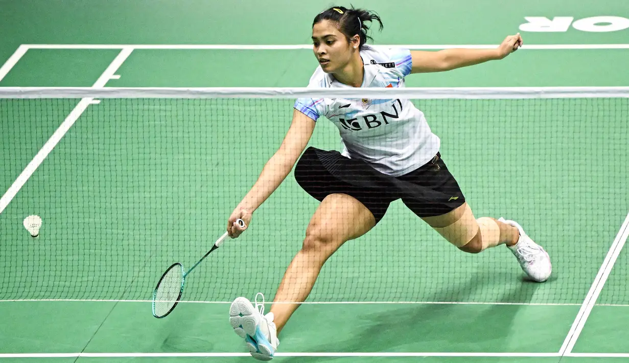 Pebulu tangkis tunggal putri Indonesia, Gregoria Mariska Tunjung berusaha menjangkau kok saat melawan pebulu tangkis tunggal putri Jepang, Akane Yamaguchi pada laga semifinal Hong Kong Open 2023 di Hong Kong Coliseum, Sabtu (17/9/2023). Jorji kalah dengan skor 17-21,25-23, dan 18-21. (AFP/Peter Parks)
