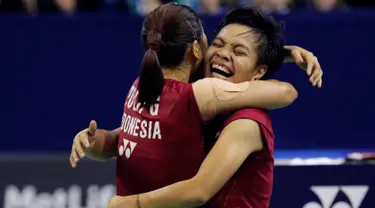 Ganda putri Indonesia Apriyani Rahayu (kanan) dan Greysia Polii merayakan kemenangan pada final Prancis Terbuka 2017 di Stadion Coubertin, Paris (29/10). Greysia/Apriyani menumbangkan ganda putri Korea, Lee So Hee/Shin Seung Chan.(AFP Photo/Thomas Samson)