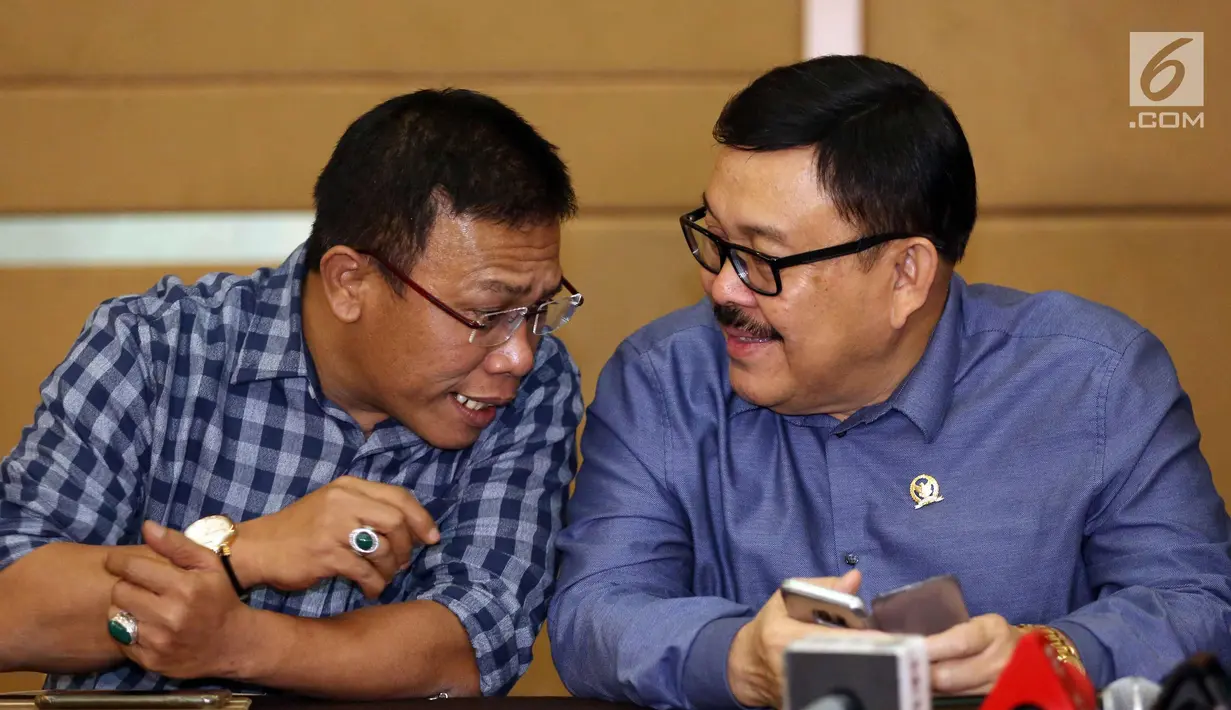 Wakil Ketua Pansus Hak Angket KPK Eddy Kusuma Wijaya (kanan) berbincang dengan anggota Masinton Pasaribu (kiri) saat keterangan pers terkait dugaaan pengadaan alat berat yang dilakukan Ketua KPK, Jakarta, Senin (20/9). (Liputan6.com/Johan Tallo)