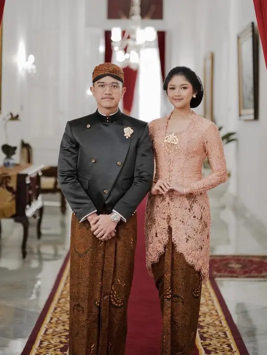 Erina Gudono pun kerap tampil elegan dengan kebayanya. Misalnya dibalut kebaya brokat peach dengan aksesori bros keemasan dipadukan kain batiknya. [@erinagudono]