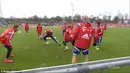 Xabi Alonso kehilangan keseimbangan saat mengontrol bola dan kemudian terpeleset hingga jatuh