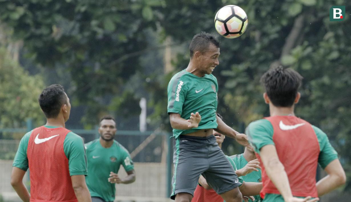 Striker Timnas Indonesia, Irfan Jaya, saat latihan di Lapangan ABC, Senayan, Jakarta, Kamis (22/2/2018). Pemusatan latihan tahap kedua ini dilakukan untuk persiapan Asian Games 2018. (Bola.com/M Iqbal Ichsan)