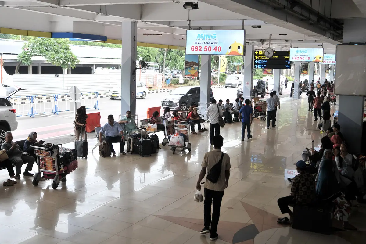 Penumpang Pesawat di Bandara Halim Perdanakusuma