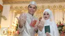 Pasangan Artis, Ben Kasyafani dan Nesyana Ayu Nabila memperlihatkan cincin nokah usai ijab kabul, Jakarta, Sabtu (30/07). Ben dan Inez nantinya akan menggelar resepsi pernikahan di Grand Ballroom Ritz Carlton Hotel,Jaksel. (Liputan6.com/Herman Zakharia)