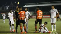 Wasit Hadiyana yang memimpin laga Perseru vs Semen Padang, Sabtu (11/6/2016) mendapat kritikan dari kubu tim urang awak. (Bola.com/Indonesiansc)