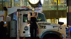 Penyanyi Lady Gaga berbusana serba hitam dan membawa bendera AS berunjuk rasa di depan Trump Tower, New York City, AS (9/11). Sebagai bentuk protesnya, Gaga mengangkat poster bertuliskan “Love Trumps Hate.”( AFP PHOTO / Dominick Reuter)