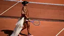 Naomi Osaka dari Jepang melakukan pemanasan sebelum pertandingan tunggal putri melawan Donna Vekic (Kroasia) pada hari ke-5 turnamen Prancis Terbuka 2026 di Lapangan Simonne-Mathieu, Kompleks Roland-Garros, Paris pada Kamis 28 Mei 2026. (JULIEN DE ROSA/AFP)