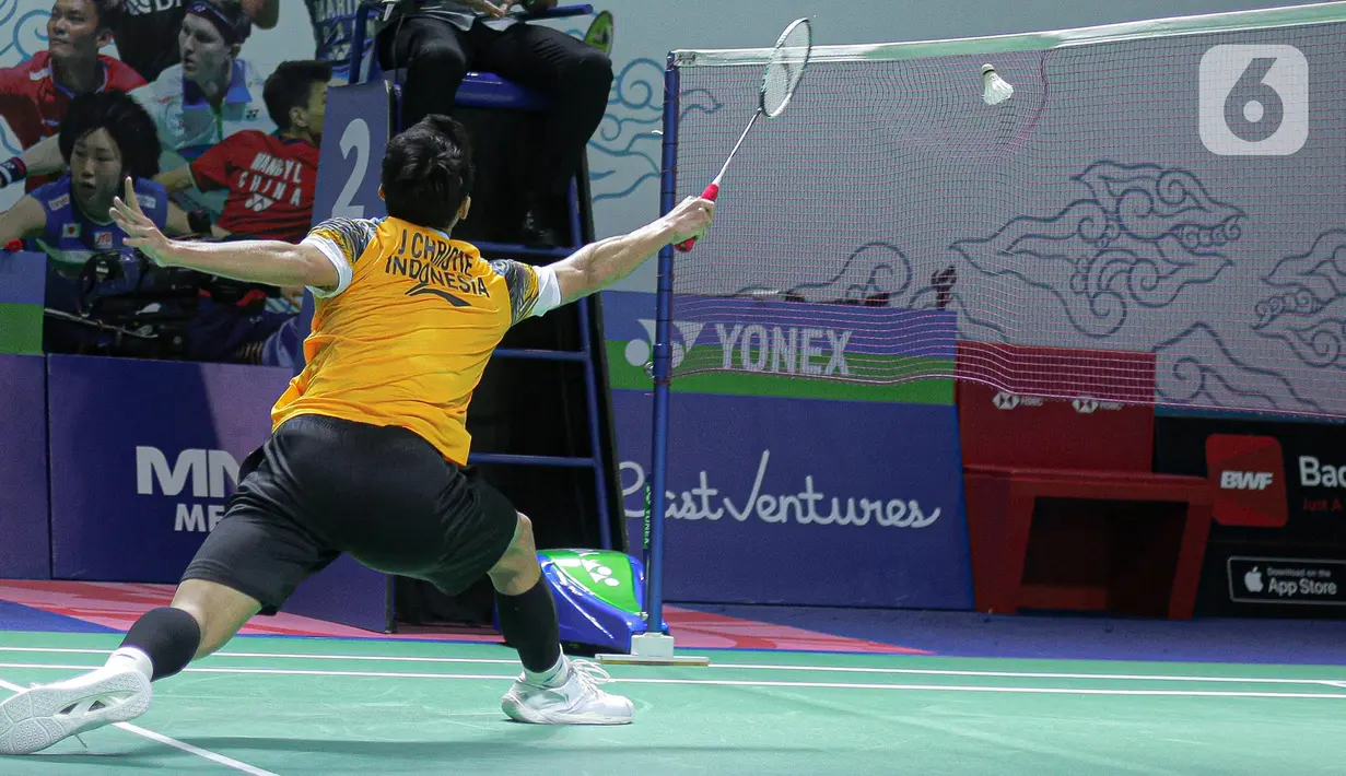 Pebulu tangkis tunggal putra Indonesia Jonatan Christie mengembalikan servis ke arah tunggal putra China Zhao Jun Peng pada babak 16 besar Indonesia Open 2022 di Istora Senayan, Jakarta, Kamis (16/6/2022). Jonatan Christie atau akrab disapa Jojo menyerah 12-21, 21-18, 14-21. (Liputan6.com/Faizal Fanani)