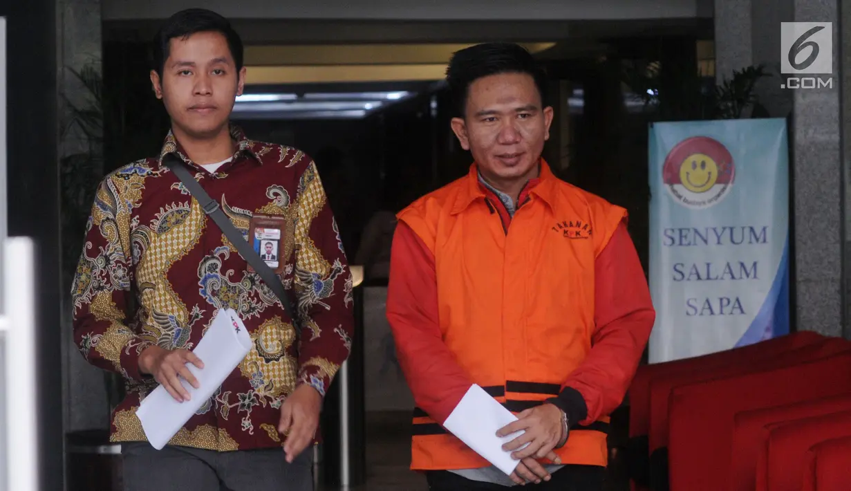 Sekretaris Dinas PUPR Kabupaten Mesuji Wawan Suhendra (kanan) usai menjalani pemeriksaan di Gedung KPK, Jakarta, Kamis (18/4). Wawan diperiksa sebagai tersangka terkait dugaan fee suap proyek infrastruktur di Kabupaten Mesuji. (merdeka.com/Dwi Narwoko)