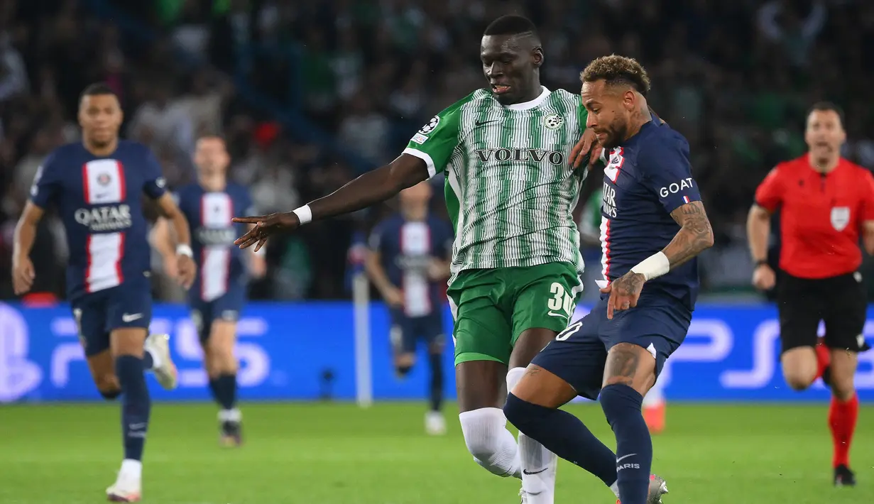 Satu-satunya gol Maccabi Haifa di babak pertama terjadi hanya berselang tiga menit dari gol Neymar yang mengubah skor menjadi 3-1. Gol dicetak Abdoulaye Seck lewat tandukan kepala usai menerima umpan Omer Atzili yang diawali dari skema tendangan bebas. (AFP/Anne-Christine Poujoulat)