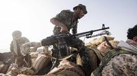 Seorang pejuang Yaman yang didukung oleh koalisi pimpinan Arab Saudi bersiap untuk menembakkan senjatanya selama bentrokan dengan pemberontak Houthi di garis depan Kassara dekat Marib, Yaman, 20 Juni 2021. (AP Photo/Nariman El-Mofty)