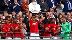 Penyerang MU, Zlatan Ibrahimovic mengangkat trofi bersama rekan-rekannya usai menjuarai Piala Community Shield di stadion Wembley, London, Inggris, (1/8). MU juara usai mengalahkan Leicester City dengan skor akhir 2-1. (Reuters/Eddie Keogh)