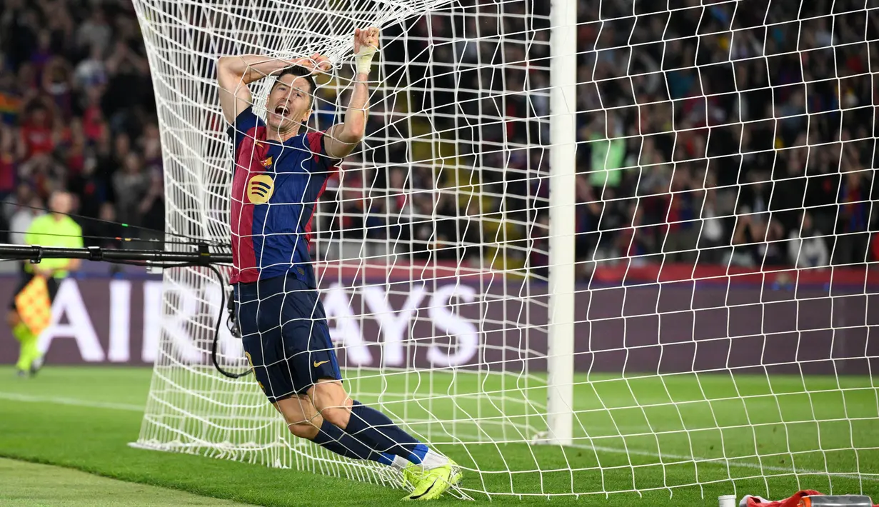 Pada menit ke-36, Barcelona kembali mencetak gol, kali ini lewat aksi Robert Lewandowski. (Josep LAGO/AFP)