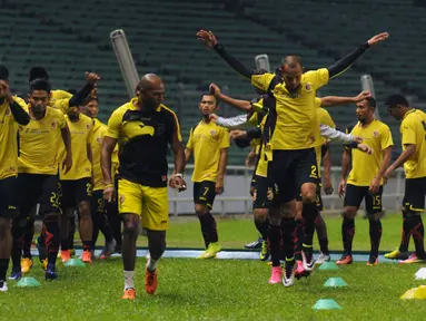 Pemain Sriwijaya melakukan pemanasan jelang latihan di Stadion GBK Jakarta, Kamis (23/6/2016). Sriwijaya akan melakoni laga lanjutan Torabika Soccer Championship presented by IM3 Ooredoo kontra Persija, Jumat (24/6). (Liputan6.com/Helmi Fithriansyah)