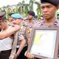 Kapolda Riau Irjen Pol Widodo Eko Prihastopo melepas seragam polisi dipecat. (Liputan6.com/M Syukur)