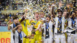 Kiper Timnas Jerman U-17, Kontantin Heide merayakan gelar juara Piala Dunia U-17 2023 bersama rekan-rekannya setelah mengalahkan Timnas Prancis U-17 lewat adu penalti pada laga final Piala Dunia U-17 2023 di Stadion Manahan, Solo, Sabtu (2/12/2023). (Bola.com/Bagaskara Lazuardi)
